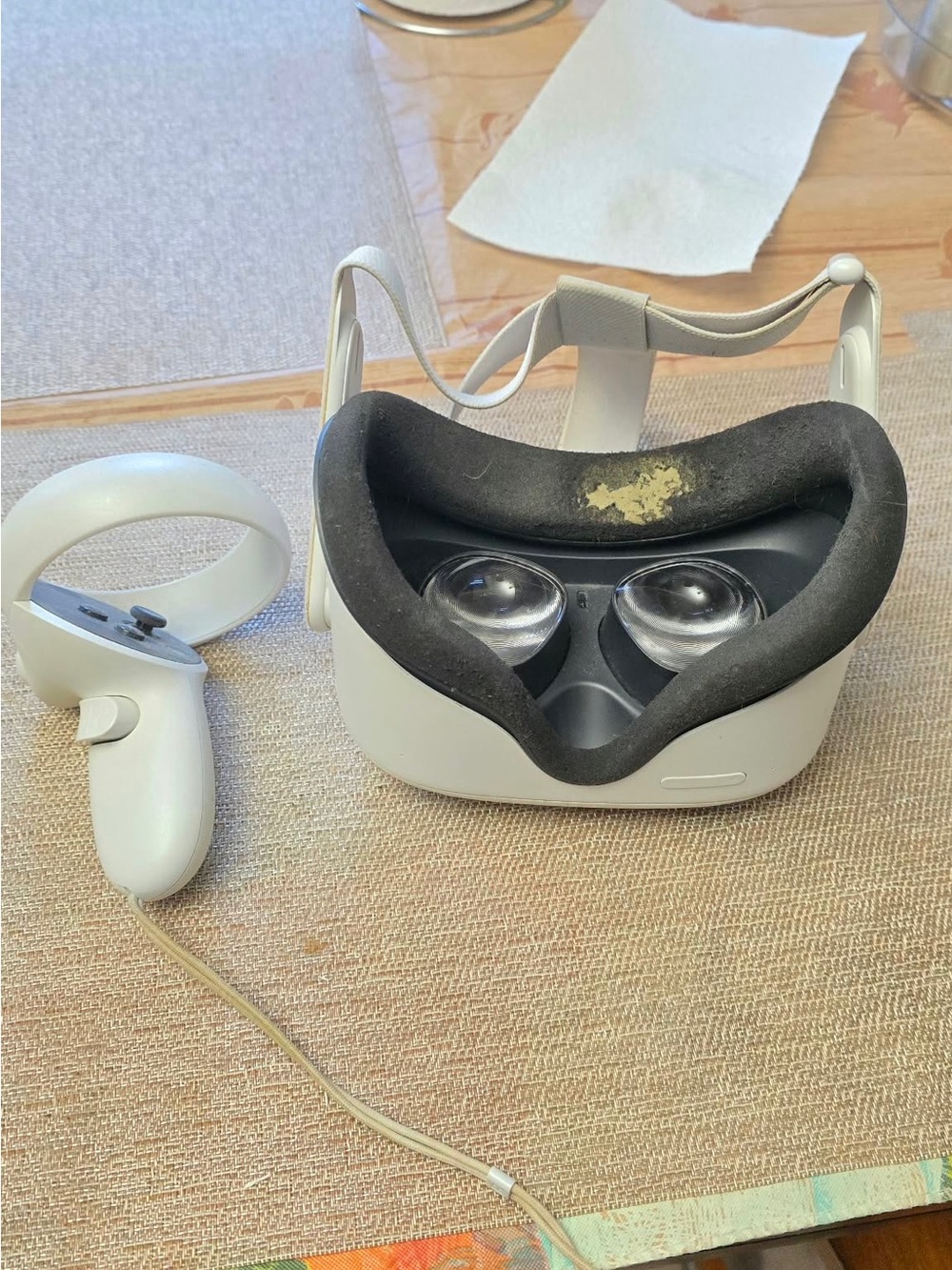 Quest 2 VR Headset with White Controller - White